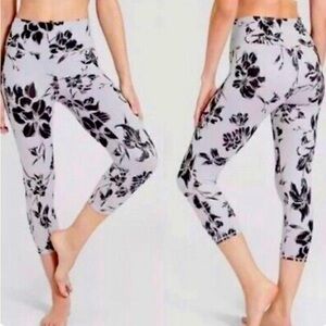 Athleta Magnolia Crop Purple Floral Black White Leggings Women’s size Medium 8